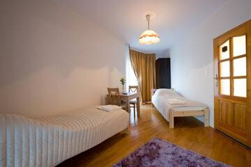 Фото номера Двухместный номер с 2 отдельными кроватями и балконом Хостелы Hostel &amp; Restauracja Santorini г. Белосток 3