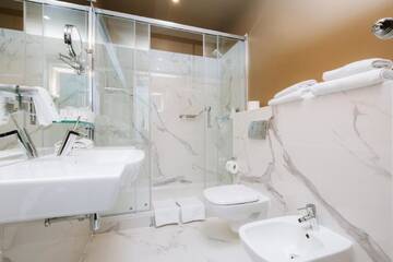 Фото номера Люкс с кроватью размера &quot;queen-size&quot; и диваном-кроватью Отель Best Western Hotel Cristal г. Белосток 6